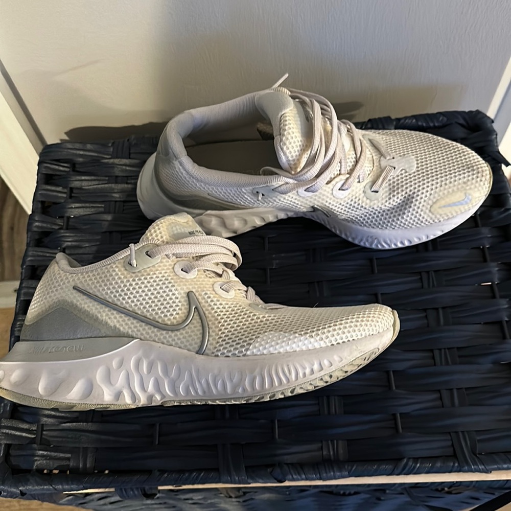 Slightly worn. NIKE renew running sneakers. White/grey. Size 7.5